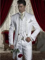 2016 Moda Jeden przycisk Biały Haft Groom Tuxedos Stand Collar Groomsmen Best Man Wedding Prom Garnitury (Kurtka + Spodnie + Kamizelka) G5046