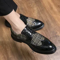Sıradan moda erkekler ayakkabı pu sivri ayak parmağı trend İngiliz beyefendi dantelli iş elbisesi renk bloklu brogue oyma deri ayakkabılar cp177