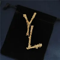 Hochwertige Designerinnen Frauenstifte Broschen Goldene Brandbuchstaben Brosche Stiftdesign für Anzug Kleider Pins Mode Juwely D22051101cy