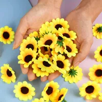 Dekorativa blommor kransar 50/100 st 4,5 cm mini konstgjord blommor silke solros huvud diy krans scrapbooking presentlåda gul daisy headde