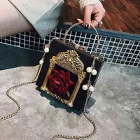 Mujeres Bolsos de embrague de flores de rosa Localización de diamante de diamante Venta vintage elegante Mango de metal diseño de cadena de perla bolso X799H 220526