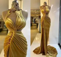 2022 Gold Velvet Prom Dresses Elegante Rucchizzato Sweep Sweep Treno Mermaid Sera Sera Abiti da Sera Party Slim Abiti Lati Stivali Alti Collo Cristalli Perline Senza Maniche Arabic Robe de Soiree