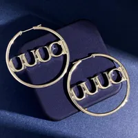 Pendientes de oro de joyería de diseñador de orejas para mujeres con accesorios de letras en inglés hueco de luxurys pendientes plateados 5cm nuevo