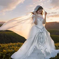 2022 Gotische stijl Sleeping Beauty Witte trouwjurken met wrap banden kanten korset lijfje borduurwerk trouwjurken op maat gemaakte plus size vintage bruidsjurk