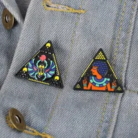 Donne Triangle Personaggi Frog Egitto Spira piramide in lega geometrica Distintivi di abbigliamento europeo con maglione gonna per maglione vestiti per spille.