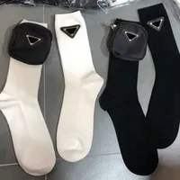 Kvinnor bomullstrumpor med flexibel väska Svart vit triangelbrev Andas Sock Fashion Hosiery Hög kvalitet
