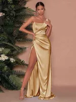 우아한 골드 새틴 맥시 파티 드레스 여성 1 명의 어깨 등이없는 주름 긴 드레스 슬릿 2022 고급 공식 이브닝 드레스 T220816