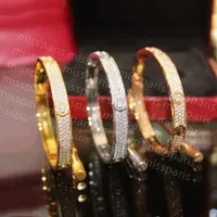 تعيين كامل الماس CZ CZ Love Bangle Designer Silver Gold Bracelet للنساء والرجال المجوهرات زوجين الزوجين