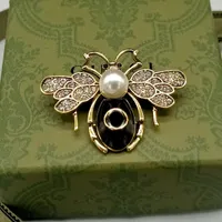 Знаменитый дизайн золотые пчелиные буквы Luxurys Desinger Brooch Women Athestone Жемчужная буква буквы броши костюм