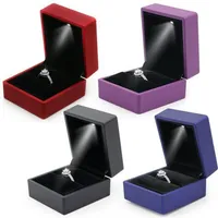 LED oświetlony pierścień pudełko pierścień pierścionkowy Pakiet Pakiet Wedding Pakiet biżuterii Opakowanie światła biżuterii Creatived Case Holder253c
