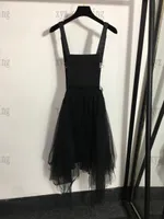 designer tjejer ärmlös kjolar avancerade damer klänningar 2022 sommar lyx svart klänning triangel logotyp säkerhet spänne band oregelbunden mesh swing susender klänning sml