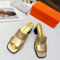 Tacones de 7 cm Slippers de dise￱ador para mujeres tendencia de moda de las mujeres huecas de cuero de goma zapatillas de cuero vintage toboganes damas zapatos de verano sliders 35-44