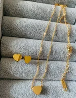 2022 Classic Design Femmes Tiny Pendant Boucles d'oreilles Collier en acier inoxydable Gold Silver Rose Color Set Lock Love Love Letter Trendy Bijoux en gros