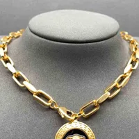 Marca européia e americana Marca versado 22 Ins nova colar de pendente banhado a ouro redondo Maze Medusa Diamond Retro Men e Women's Short