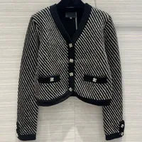 2022 Kvinnor Cashmere Sweaters Knits Designer Tops With Letter Crystal Button Girls Milan Runway Designer Crop Top Shirt High End Long Sleeve Stretch Cardigan Jacket