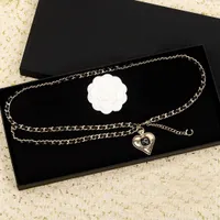 Cinturón largo de encanto de alta calidad con diseño de forma de corazón y esmalte negro de cuero genuino para mujeres de joyería de boda tiene sello de caja en 18k oro plateado PS7567