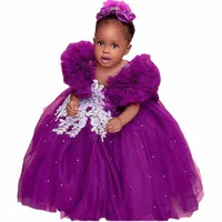 2022 Purple Flower Girls Vestidos para Bodas Tulle Cap Mangas Beads Fiesta Blanco Encaje Appliques Niños Niños Partido Cumpleaños Paguent Vestido Vestido de bolas Longitud del piso