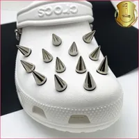 Retro spikar Croc Charms Designer Shoe Decoration Charm för jibs COGS BARN BARN BYGLIGA KVINNER GIRKTER 220720