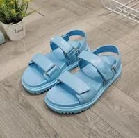 2023 디자이너 슬리퍼 새로운 고급 슬라이드 남성 여름 고무 샌들 해변 슬라이드 패션 스카프 슬리퍼 실내 신발 크기 35-42