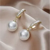 Lyxdesign Kvinnor Style White Pearl Charm Earring CZ Micro Pave Earrings Jewelry TILL SALU