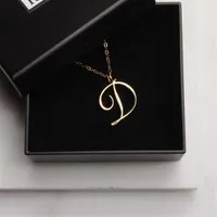 Monogram em ingl￪s Alfabeto inicial D Colar pendente Tiny Letter Charm Metal para noivado Amigo Mulher M￣e Homem Fam￭lia 337V
