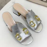 Tasarımcı Sandallar Denim soluk aşınmaya dirençli malzeme metal toka altın kabartma ziyafet partisi için uygun kadın yüksek topuklu ayakkabılar