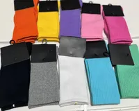 Мужские носки женщины высококачественные хлопковые классовые классические буквы лодыжки, дышащие черно-белые футбольные баскетбольные спортивные носки 10 цветовой хлопковой топ