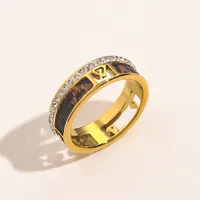 Anneaux de marque de créateurs Femmes Femmes 18 carats Gold Crystal en faux cuir en cuir inoxydable Amour Jewelry Supplies Ring Fine Curving Dinger Ring ZG1600