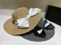 Designer di lusso cappelli da secchio di paglia di grandi dimensioni larghi secchi di brim cappello cappello da spiaggia da spiaggia da donna estate cannucciate tappi per protezione UV protezione da sole pieghevole con design delle lettere