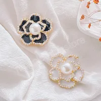Rose Flower Pearl Brooch Lapel Pins Enamel Camellia Corsage Broscher för kvinnor Kvinnliga Scarf Buckle Badge Mode Smycken
