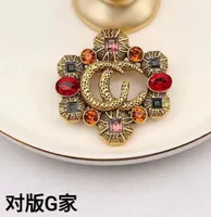 Designer letters broche mode beroemde dubbele broches ruby ​​crystal pearl luxe paren individualiteit strass pak pin sieraden accessoires