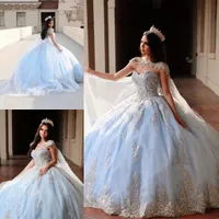 Elegancka jasnoniebieska koronkowa sukienki Quinceanera suknia balowa 2022 Szyjka ukochana szyja urodzinowa sukienka urodzinowa z Cape Vestido de PROM SZUNCJE C0630