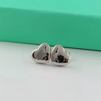 Toppkvalitet Classic Style Women Lover Sleore Heart Studs Luxur Simple Design Titanium Steel Earrings Wedding Party Gifts Wholesale