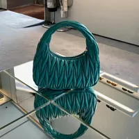 المصمم الأيقوني يتجول في Matelasse Nappa Hobo Bags Beautiful 3D Bubble Lines Counter Bag Gold Hardware Metal Lettering Hasp Baguett