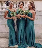 Emerald Green Bridesmaid klänningar Fyra stilar från axel sjöjungfru Slit golvlängd prom kväll med split sexig piga av hedersklänningar formella klänningar eleganta 0701