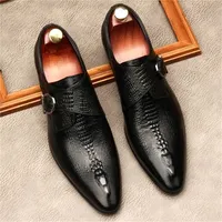 أحذية Hasp Dress على الطراز الإيطالي للرجال زلة جلدية حقيقية في زفاف الأعمال المدببة بأصابع القدم السوداء Oxford Lofers 220808