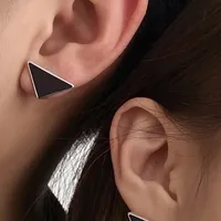 Metalen driehoek letter stud oorrang met stempel op de achterste witte zwarte vrouwen speciale ontwerpbrief oorbellen voor cadeaupartij