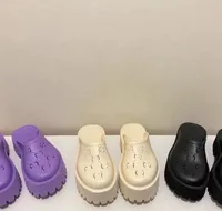 Tofflor varumärkesdesigner kvinnors sandaler mjuka fashionabla ut design damer ihåliga plattform sandaler gjorda av transparent material sexig härlig solig strand för kvinnor