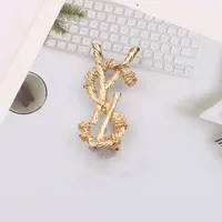 Bireysellik Altın Kaplama Marka Tasarımcı Mektupları Broş Moda Ünlü Kadınlar Alaşım Mektubu İnci Lüks Çiftler Kristal Rhinestone takım elbise pimi mücevher aksesuarları