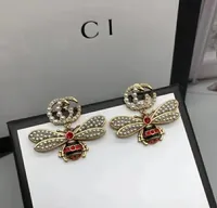 Brincos pendentes da moda, brincos de abelha dourada com jóias coloridas e logotipo de monograma