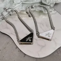 WOMENS Luxury Designer Necklace Chain Fashion Jewelry Black White P Triangle Pendant Design Party Silver Hiphop Punk Men collane Nomi Club
