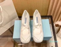 2022 Pompe in pelle di brevetto Designer Scarpe casual di lusso Scarpe bianche bianche a basso tacco basso vestito con tacchi piatti piatta piattaforma con logo