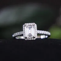 Cluster Rings Luxury 925 Sterling Silver Square Emerald Cut Simulated Diamond Wedding Engagement Cocktail Band för Women Fine Jewelrycluster