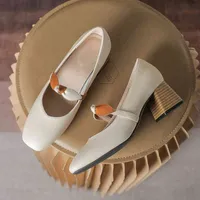 Chaussures habillées talon épais chaussures simples de la tête du carré du milieu plat pour la tête basse en cuir de style fée-mame