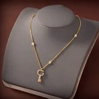 Nytt halsband set kärleksarmband långa halsband för kvinnor lyxiga designers halsband brev örhängen mode smycken guld armband d2206235z