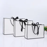 Geschenkwikkeling Creatief ontwerp Grote zwarte rand Wit Kraft Papierenzak met handvat Wedding Party Favor Bowknot Paper Gift Bag SN4283