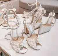 أزياء العلامات التجارية الفاخرة مصممة Sacora Sandals أحذية لؤلؤة بيضاء الجلود المسائية للسيدات العفاف العليا الكعب JM مصمم سيدة مضخات حفل زفاف