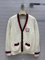2022 Yeni Sonbahar Kış Milan Pist Sweaters V Boyun Uzun Kollu Kadın Kazak Yüksek Sonu Jacquard Designer Sweater 0826-4