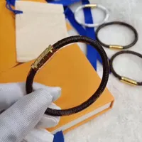 Klassisk läder randarmband designer armband magnetisk spänne lyx charm smycken damer mens rostfritt stål tre lager vakuumplätering grossist