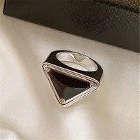 Modedesigner silver ring varumärke bokstäver tryck ring för lady kvinnor män p klassiska triangel ringar älskare gåva engagemang designer 240w